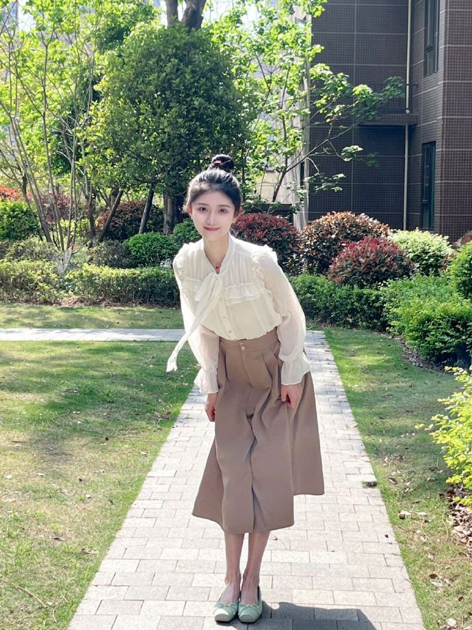 谢贤前妻甄珍得知谢贤去世消息难过落泪：他对我那么好那么照顾我