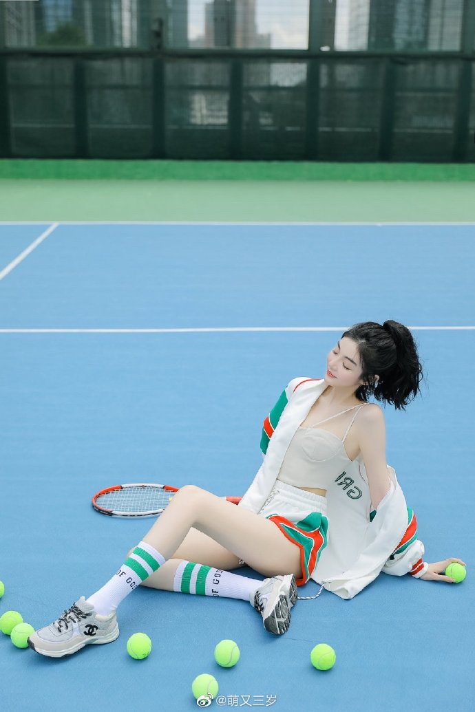 谢贤前妻甄珍得知谢贤去世消息难过落泪：他对我那么好那么照顾我